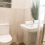 Lovely Flat On Bath Road - Flat 9 *