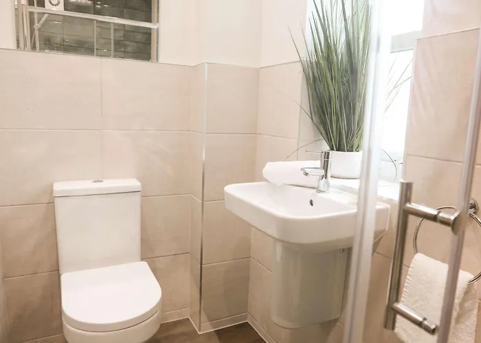 Lovely Flat On Bath Road - Flat 9 *